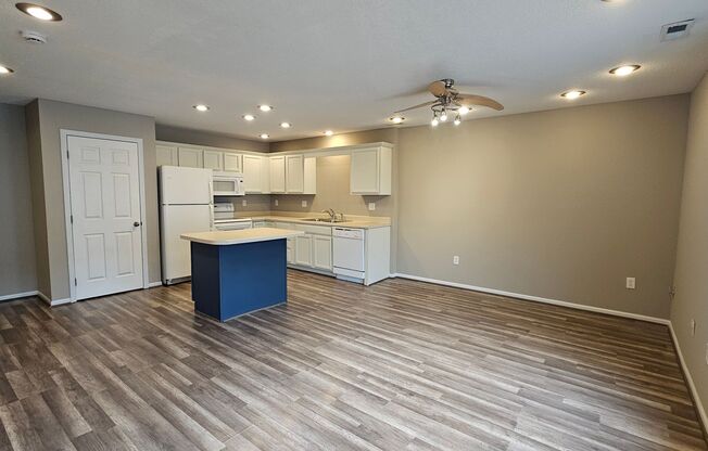 Modern 3-Level Townhouse in a Desirable Neighborhood – Spacious & Stylish!