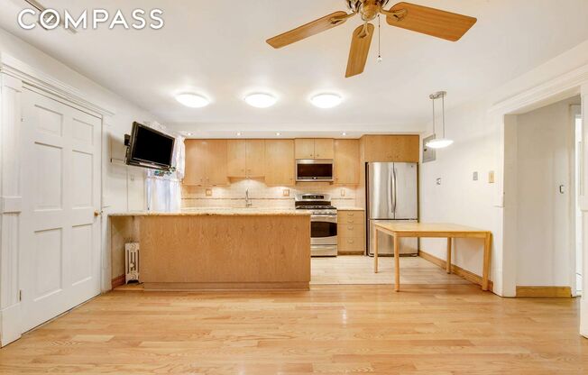 2 beds, 1 bath, $2,800, Unit GARDEN