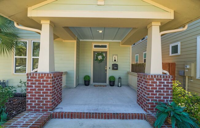 Heart of the Historic District but Newer Built!
