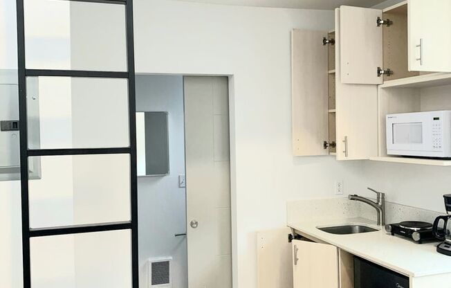 Studio, 1 bath, 167 sqft, $899, Unit B402