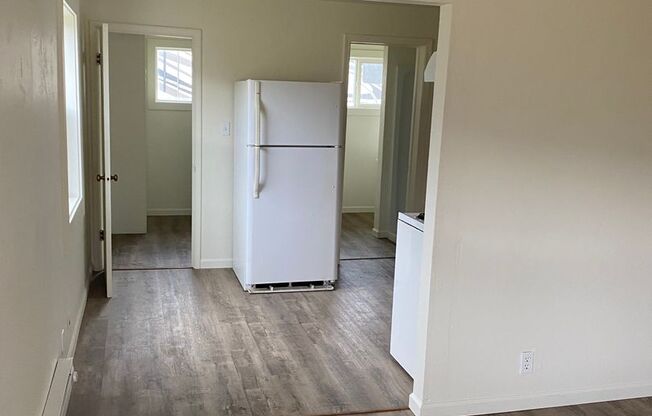 2 beds, 1 bath, $1,000, Unit B