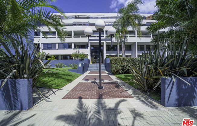 880 W 1st St Apt 216