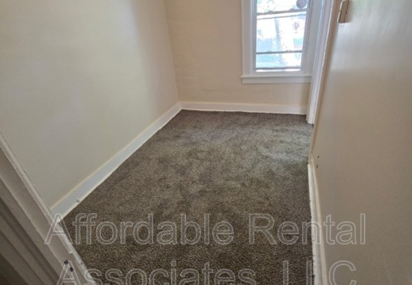 1643 S 7 ST