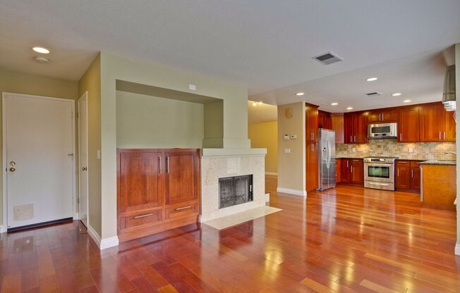 Awesome 3 Bedroom  Home Near Rivermark Plaza!
