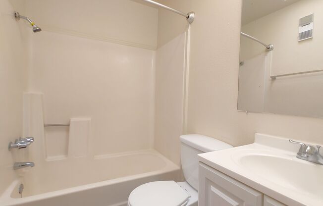 2 beds, 1 bath, 790 sqft, $915, Unit H203