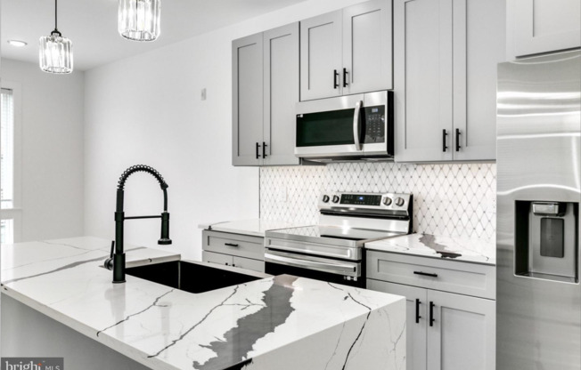 2054 N 2 ST