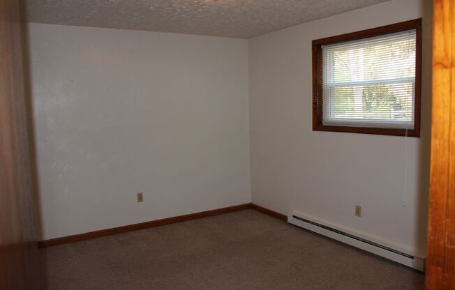 2 beds, 1 bath, 903 sqft, $1,170, Unit J-9