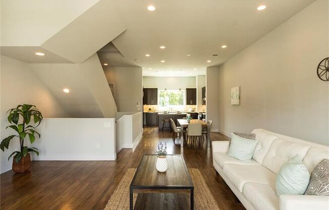Modern Elegance in Garden Oaks – Style, Comfort & Prime Location!