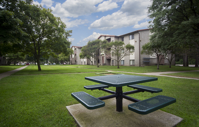 Outdoor picnic areas with courtyard views at Woodland Villa Apartments in Westland