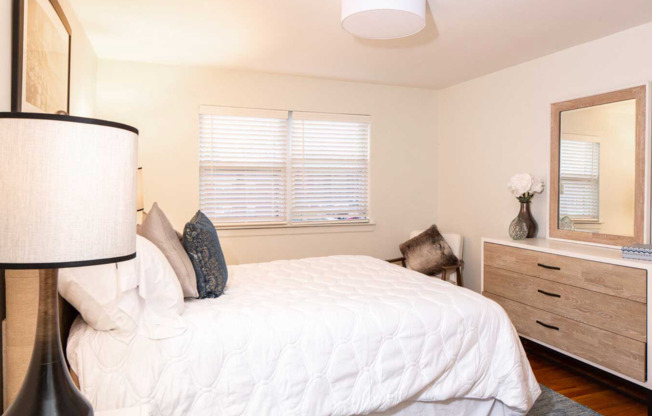 2 beds, 1 bath, 730 sqft, $2,450