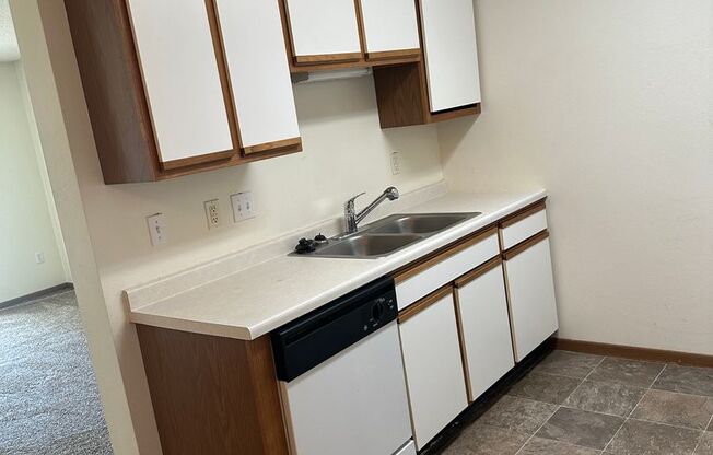 2 beds, 1 bath, 900 sqft, $850, Unit 104