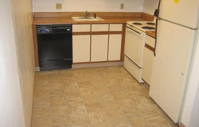 2 Bedroom Condo For Rent at Gold Run near Cu. Nicely Updated Condo With Southern Exposure And Tons Of Light.