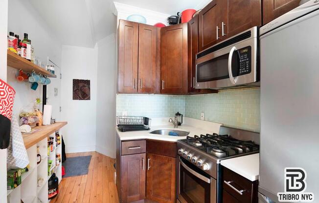 24 20 DITMARS BLVD