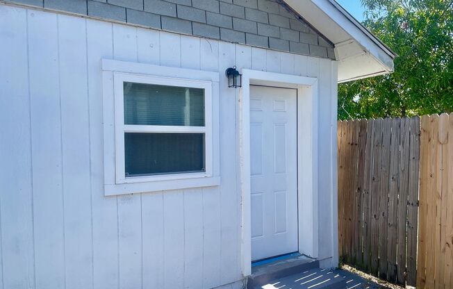 Available Now! 2Bed/1Bath