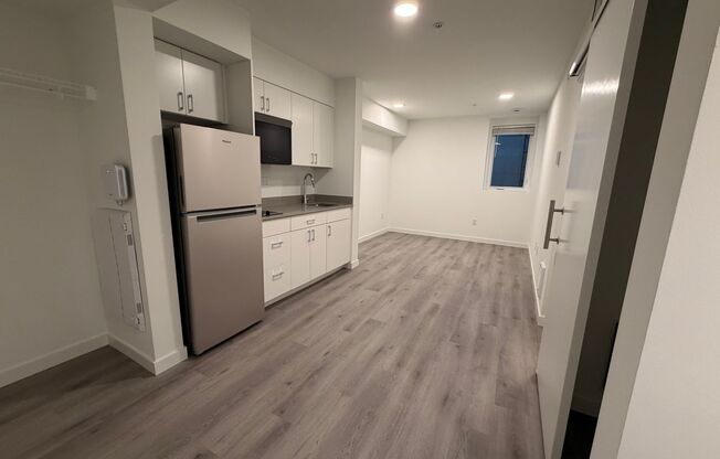 Studio, 1 bath, 336 sqft, $1,095, Unit B02