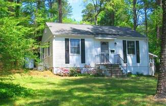 Lovely 2 bedroom home with hardwood floors, deck and sweet location in Chapel Hill