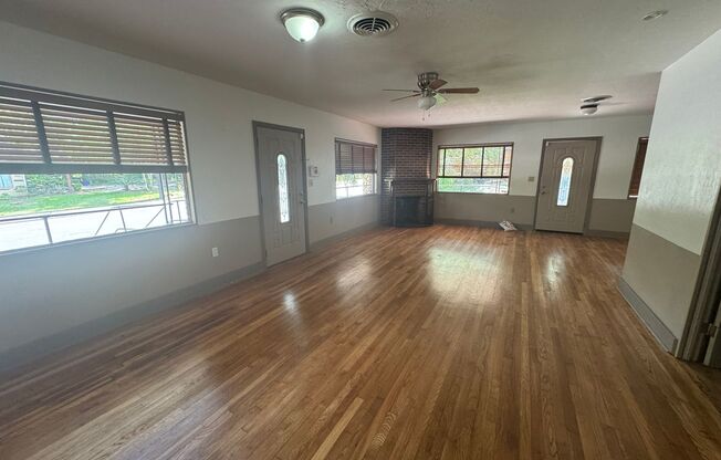 6/3 within Walking Distance to Campus!!