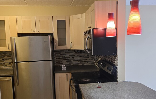 2 beds, 1 bath, 810 sqft, $3,000, Unit T35