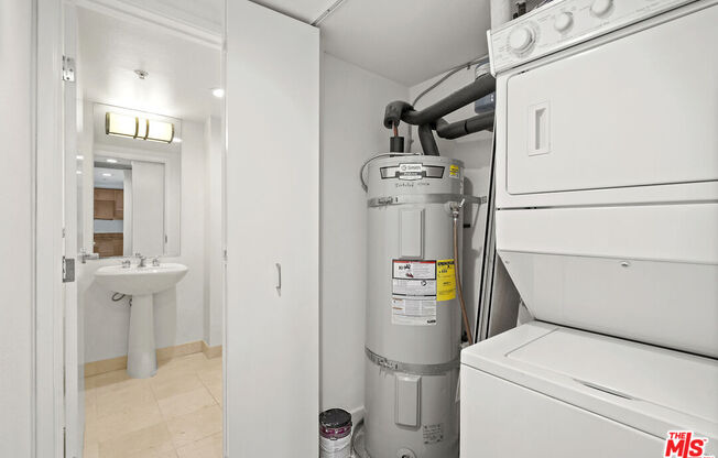 1 bed, 1.5 baths, 997 sqft, $4,450, Unit 610