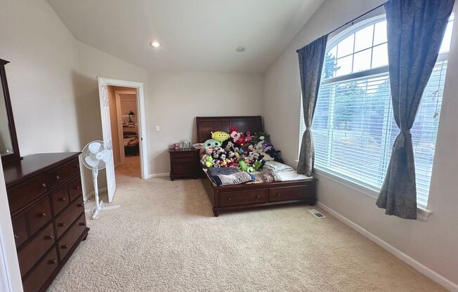 Spacious 5 bedroom home in Renton Highlands