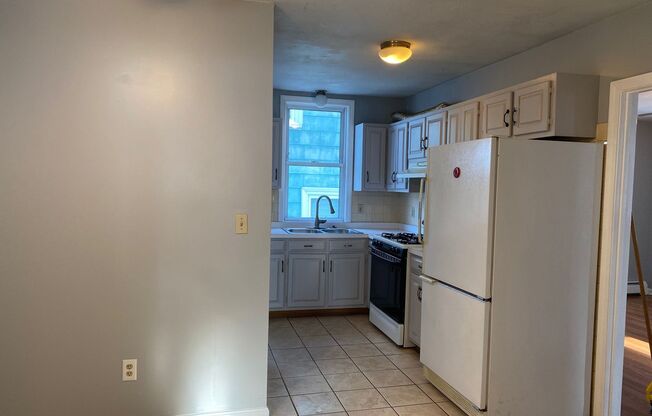 2 beds, 1 bath, 700 sqft, $1,795, Unit 1st Floor Right