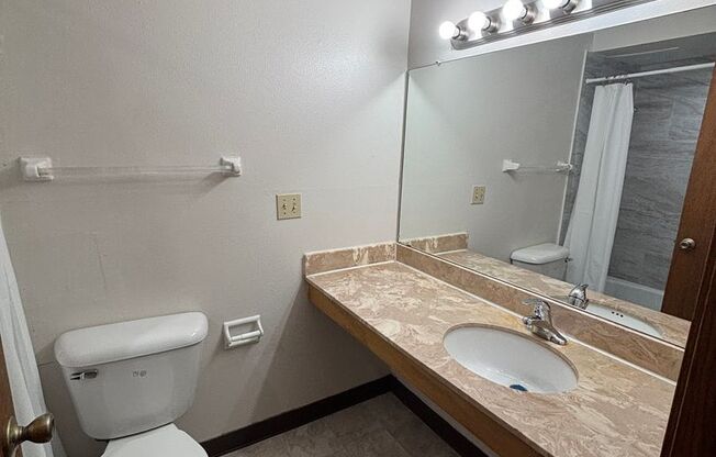 3 beds, 1.5 baths, 1,204 sqft, $1,569, Unit 5176 04