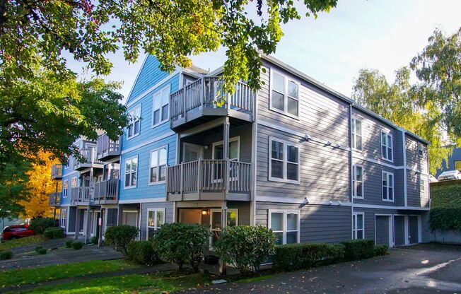 Lair Hill: Great 2 Bed 2 Bath with DW, W/D & Deck Ready Mid-May!