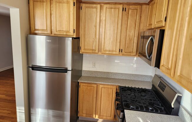 2 beds, 1 bath, 897 sqft, $2,275, Unit F-13