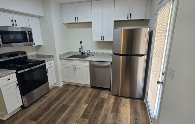 2 beds, 1.5 baths, 1,000 sqft, $1,300, Unit B