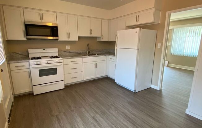 2 beds, 1 bath, $2,300