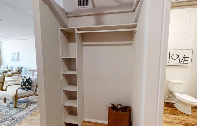 Studio, 1 bath, 806 sqft, $1,350, Unit 206