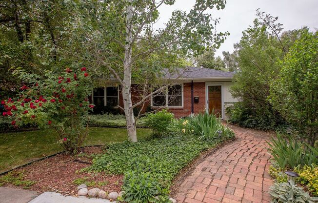 Charming 3 bedroom/2 bathroom Single Family Home!