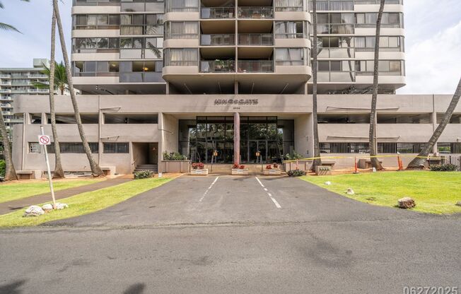 $3,100 / 2br - 823ft2 - Stunning Renovated 2BR/2BA/1PKG Condo with Mauka Views in Kings Gate (Honolulu) 2724 Kahoaloha Ln #801, Honolulu, HI 96826