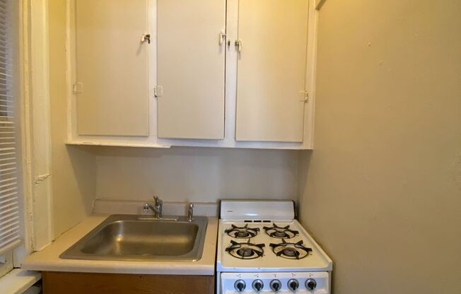 Studio, 1 bath, $775, Unit 40