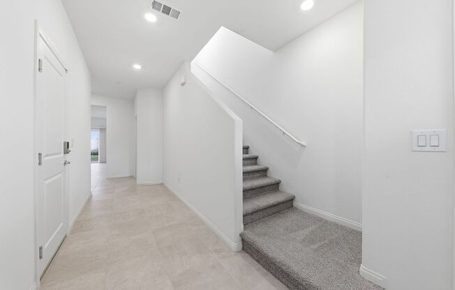 Spacious 5 Bedroom with Downstairs Guest Suite & Loft * Pet Friendly