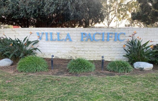 Villa Pacific: Blocks To The Beach! Dual Master 2 Bedroom 2.5 Bath Attached Townhouse,