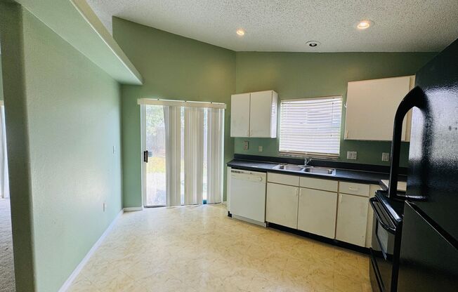 Charming 3 bedroom, 2 Bathroom Home in Kissimmee!!