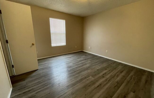 2 beds, 1 bath, 960 sqft, $800, Unit A