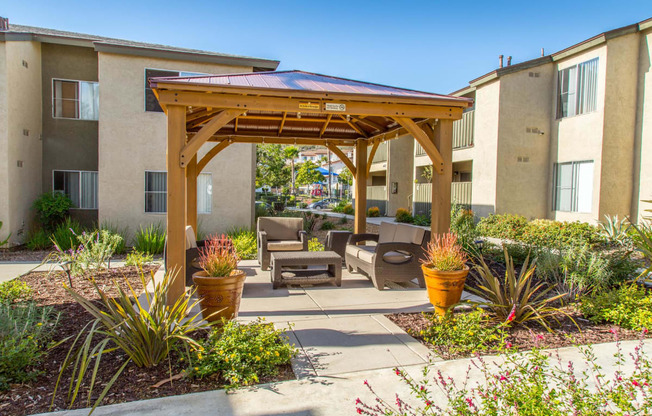 Whispering Oaks Outdoor Seating