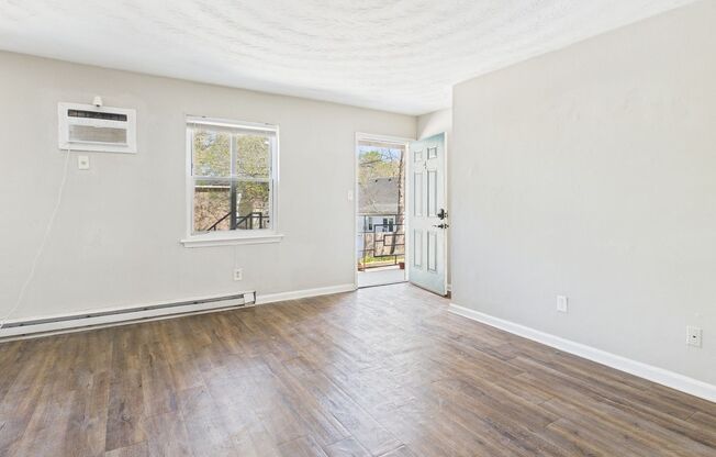 2 beds, 1 bath, $1,250, Unit 4