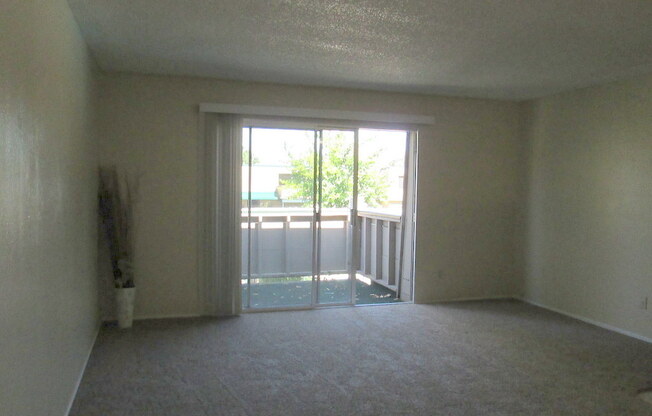 2 beds, 1 bath, 838 sqft, $1,595, Unit HL416