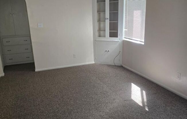 1 bed, 1 bath, $1,100, Unit 4