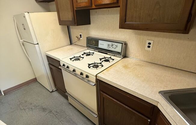 1 bed, 1 bath, 875 sqft, $1,000, Unit 2246 S 15TH ST 1ST FLR