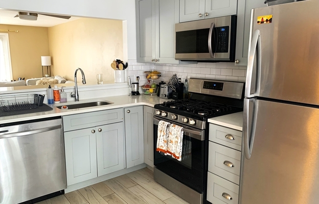 213 W 6 ST