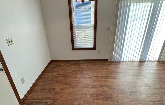 3 beds, 1 bath, $950