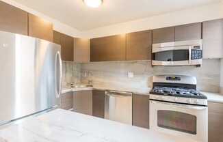 251 W 48 ST