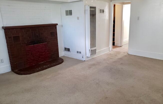 2 beds, 1 bath, $995, Unit Lower