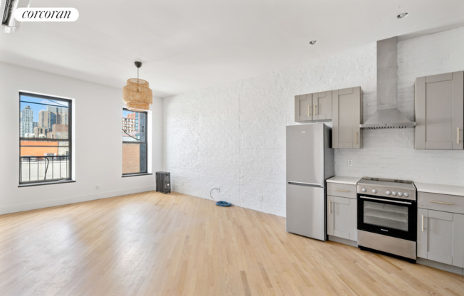 2 beds, 1 bath, $4,500, Unit 4R