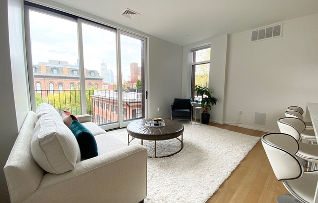 7 E SPRINGFIELD