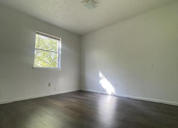 2 beds, 1 bath, 758 sqft, $695